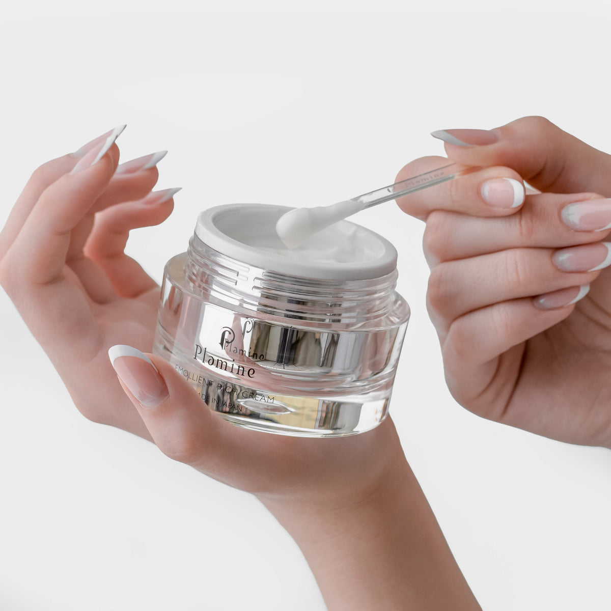 Plamine Emollient Rich Cream in Anwendung